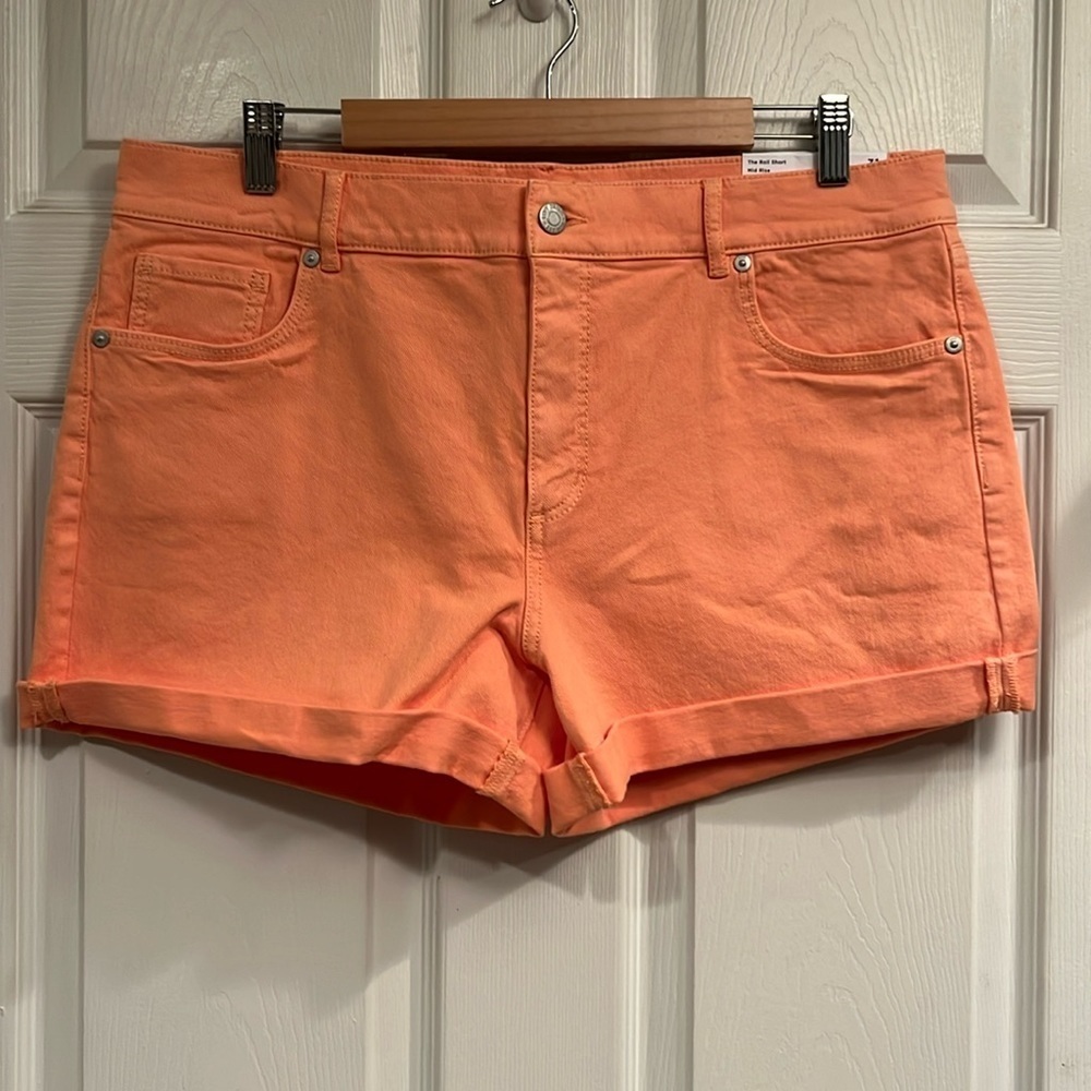 LOFT brand size 31 “The Roll Short” NWT